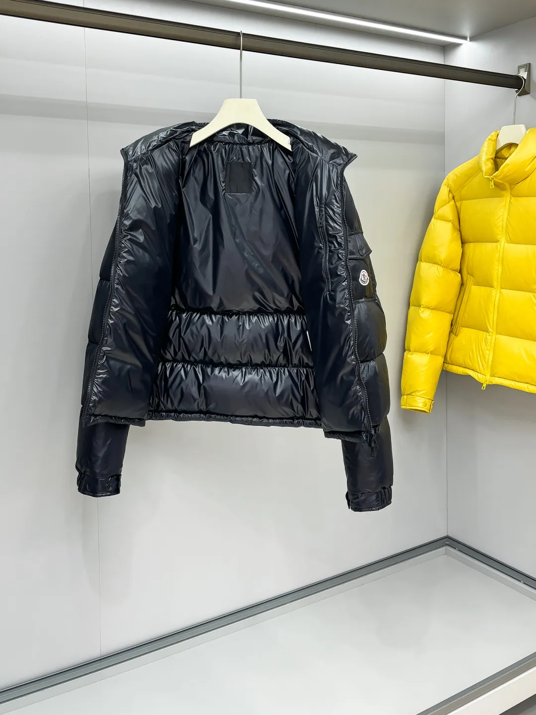 MON 26 Levitha 。 Premium 。 Super Laqué ， 。 ， ， —— ， 。 ， Classic 。 ， Moncler Maya ， Classic ， ， 。 ， 、 ， 。 。 ， Luxury ， ， Premium 。 25061Size ： 0 : 50cm- 112cm- 61cm- 70 1 : 51cm- 116cm- 62cm- 71 2 : 52cm- 120cm- 63cm- 72 3 : 53cm- 124cm- 65cm- 73 4 : 54cm- 128cm- 67cm- 74 5 : 55cm- 132cm- 69cm- 75 Size ：（ 0 ） 174-140 ， 2 ！ 130 1 ，130-145 2 ，145-160 3 ，160-175 4 ，175-190 5 ！
